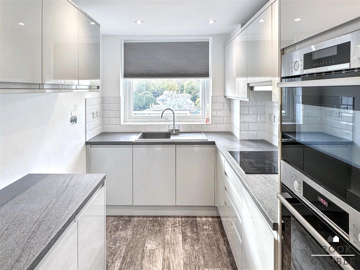 2 Bedroom Flat - Purpose Built. Compton Place Road in Eastbourne,  5